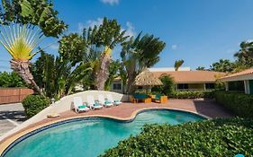 Blue Marlin Apartments, Nabij Mambo Beach